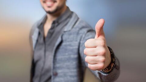Daumen hoch Mann zeigt "Daumen hoch"-Geste.