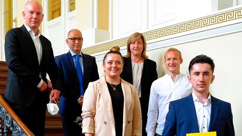 Präventionspreis, Ehrenamt Gewinner des Präventionspreises stehen auf einer Treppe.