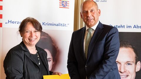 Urkundenübergabe von Staatsminister Prof. Dr. Roman Poseck an die neue Vorsitzende des Landespräventiosrats Ministerialdirigentin Christina Kreis Urkundenübergabe von Staatsminister Prof. Dr. Roman Poseck an Ministerialdirigentin Christina Kreis