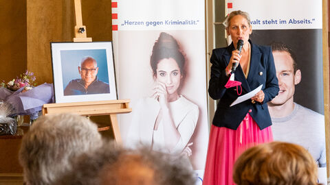Begrüßung durch die Geschäftsführerin des Landespräventionsrats Dorothea Blunck Begrüßung durch die Geschäftsführerin des Landespräventionsrats Dorothea Blunck