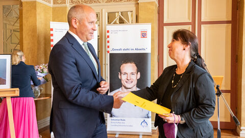 Urkundenübergabe von Staatsminister Prof. Dr. Roman Poseck an die neue Vorsitzende des Landespräventionsrats Ministerialdirigentin Christina Kreis Urkundenübergabe von Staatsminister Prof. Dr. Roman Poseck an Ministerialdirigentin Christina Kreis