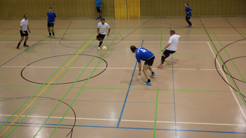 Mannschaften in der Halle beim Spiel