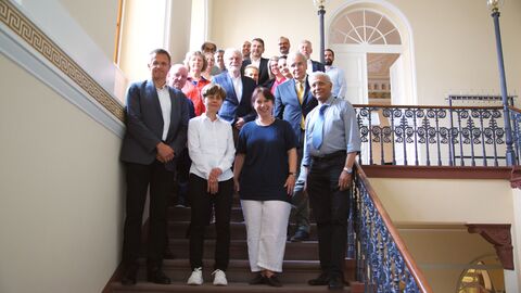 Mitglieder der Sachverständigenkommission auf der Treppe