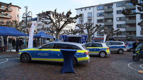Informationsstände und Vorführungen von Polizei und Justiz auf dem Paulsplatz Informationsstände und Vorführungen von Polizei und Justiz auf dem Paulsplatz