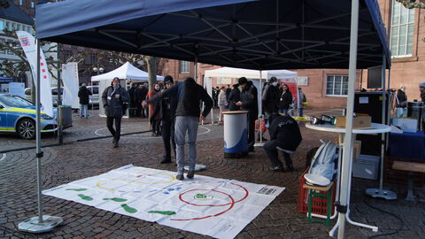 Informationsstände und Vorführungen von Polizei und Justiz auf dem Paulsplatz Informationsstände und Vorführungen von Polizei und Justiz auf dem Paulsplatz