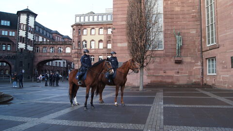 Informationsstände und Vorführungen von Polizei und Justiz auf dem Paulsplatz Informationsstände und Vorführungen von Polizei und Justiz auf dem Paulsplatz