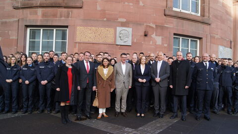 Eintreffen vor der Paulskirche Staatssekretärin Tanja Eichner, Kultusminister Alexander Lorz, Frankfurts Bürgermeisterin Nargess Eskandari-Grünberg, Ministerpräsident Boris Rhein, Landtagspräsidentin Astrid Wallmann, Justizminister Roman Poseck und Innenminister Peter Beuth (v.l.n.r.)