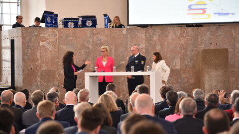 Moderatorin Evren Gezer im Gespräch mit der Präsidentin des Amtsgerichts Susanne Wetzel, Polizeivizepräsident Christian Vögele, Frankfurts kommissarische Oberbürgermeisterin Dr. Eskandari-Grünberg Moderatorin Evren Gezer im Gespräch mit der Präsidentin des Amtsgerichts Susanne Wetzel, Polizeivizepräsident Christian Vögele, Frankfurts kommissarische Oberbürgermeisterin Dr. Eskandari-Grünberg