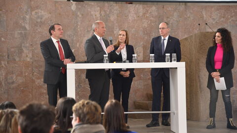 Fragerunde für das interaktive Format „Nachgefragt!“: Kultusminister Prof. Dr. R. Alexander Lorz, Justizminister Prof. Dr. Roman Poseck, Landtagspräsidentin Astrid Wallmann und Innenminister Peter Beuth Fragerunde für das interaktive Format „Nachgefragt!“: Kultusminister Prof. Dr. R. Alexander Lorz, Justizminister Prof. Dr. Roman Poseck, Landtagspräsidentin Astrid Wallmann und Innenminister Peter Beuth