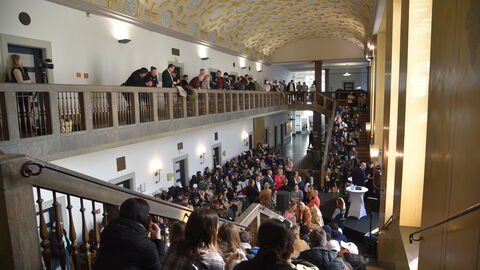 Die Schülerinnen und Schüler im Tonnengewölbe des Amtsgerichts Frankfurt Die Schülerinnen und Schüler im Tonnengewölbe des Amtsgerichts Frankfurt
