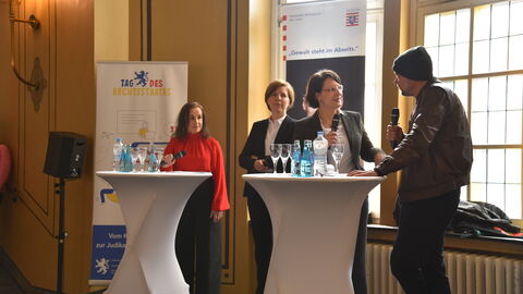 Die Moderatoren Heike Borufka und Basti Red beim Justizberufe "Speed-Dating" Die Moderatoren Heike Borufka und Basti Red beim Justizberufe "Speed-Dating"