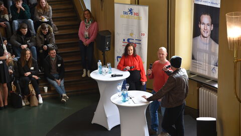 Die Moderatoren Heike Borufka und Basti Red beim Justizberufe "Speed-Dating" Die Moderatoren Heike Borufka und Basti Red beim Justizberufe "Speed-Dating"