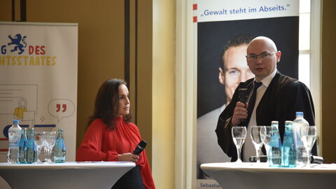 Die Moderatoren Heike Borufka und Basti Red beim Justizberufe "Speed-Dating" Die Moderatoren Heike Borufka und Basti Red beim Justizberufe "Speed-Dating"