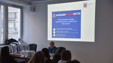 Präsentation zum Thema Cybercrime und Hatespeech durch die Zentralstelle zur Bekämpfung der Internet- und Computerkriminalität (ZIT) Präsentation zum Thema Cybercrime und Hatespeech durch die Zentralstelle zur Bekämpfung der Internet- und Computerkriminalität (ZIT)