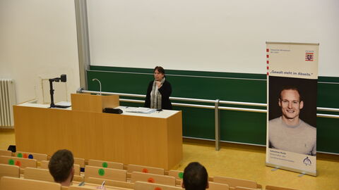 Grußworte von Christina Kreis, Vorsitzende des Landespräventionsrats und Leiterin der Abteilung Strafrecht im Hessischen Ministerium der Justiz Grußworte von Christina Kreis, Vorsitzende des Landespräventionsrats und Leiterin der Abteilung Strafrecht im Hessischen Ministerium der Justiz