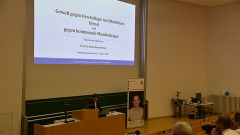 Vorstellung von Prof. Dr. Britta Bannenberg der Studie Gewaltbetroffenheit von Beschäftigten des öffentlichen Dienstes und von Bürgermeisterinnen und Bürgermeistern in Hessen Vorstellung von Prof. Dr. Britta Bannenberg der Studie Gewaltbetroffenheit von Beschäftigten des öffentlichen Dienstes und von Bürgermeisterinnen und Bürgermeistern in Hessen