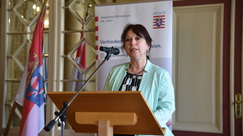 Grußworte und Moderation von Christina Kreis, Vorsitzende des Landespräventionsrates Grußworte und Moderation von Christina Kreis, Vorsitzende des Landespräventionsrates