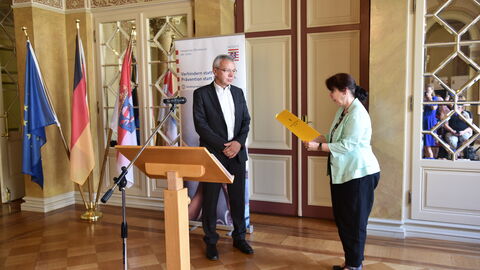Übergabe des Anerkennungspreises an Gottfried Störmer vom Verein Bürger und Polizei e.V. Übergabe des Anerkennungspreises von Christina Kreis an Gottfried Störmer