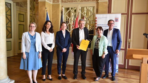 Preisverleihung v.l.n.r.: Staatssekretärin Tanja Eichner, Asli Bayram, Juliane Ries, Gottfried Störmer, Christina Kreis, Rüdiger Orth