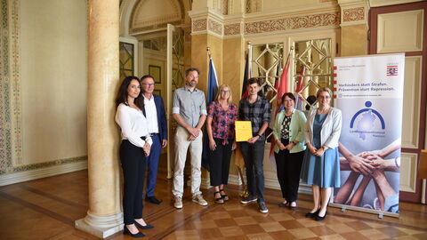 Preisverleihung v.l.n.r.: Asli Bayram, Rüdiger Orth, Philipp Buchholtz, Sandra Bischoff, Marc Pawollek, Christina Kreis, Staatssekretärin Tanja Eichner