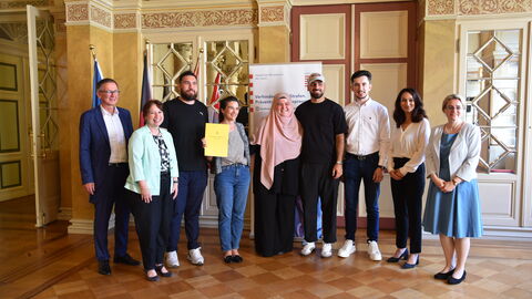 Preisverleihung v.l.n.r.: Rüdiger Orth, Christina Kreis, Danyal Soltanizadeh, Lisa Deniz Preugschat, Tugba Özcelik, Can Tekin, Nihad Avdovic, Asli Bayram, Staatssekretärin Tanja Eichner