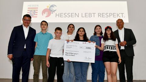 Ministerpräsident Boris Rhein, Schülergruppe der Carl-Schomburg-Schule Kassel und Justizminister Prof. Dr. Roman Poseck.