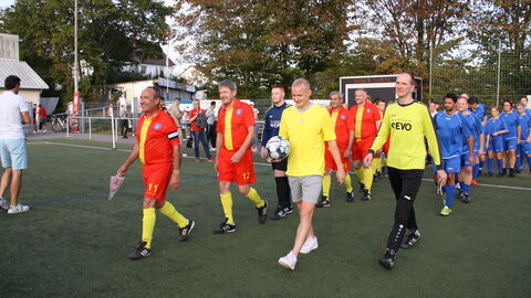 Die Teams laufen ein Die Teams laufen ein