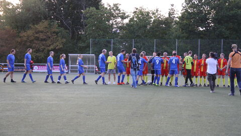 Die Teams kurz von dem Anpfiff Die Teams kurz von dem Anpfiff
