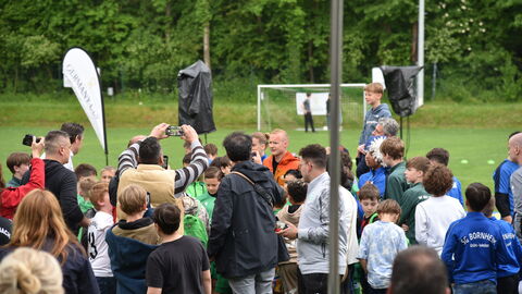 Sebastian Rode inmitten einiger Teilnehmer Sebastian Rode inmitten einiger Teilnehmer