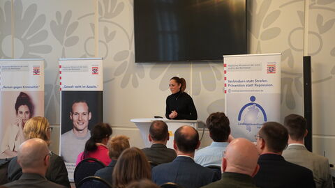 Stadträtin der Stadt Hanau Frau Hemsley Stadträtin der Stadt Hanau Frau Hemsley
