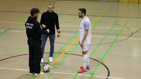 Sebastian Rode und Spieler beim Münzwurf Sebastian Rode und Spieler beim Münzwurf