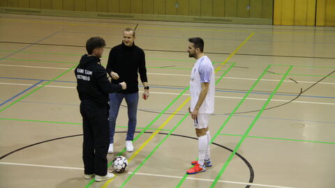 Münzwurf mit Botschafter Sebastian Rode Münzwurf mit Botschafter Sebastian Rode
