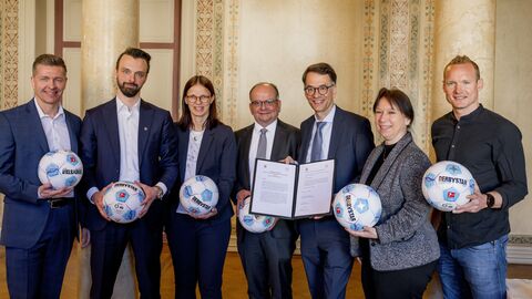 v.l.n.r.: Tobias Welz, Dr. Axel Poth, Prof. Dr. Silke Sinning, Generalstaatsanwalt Torsten Kunze, Justizminister Christian Heinz, Christina Kreis, Sebastian Rode Beteiligte der Kooperationsvereinbarung