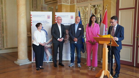 v.l.n.r.: Christina Kreis, Michael Weidmann, Sascha Aschermann, Lijana Kaggwa, Staatsminister Christian Heinz v.l.n.r.: Christina Kreis, Michael Weidmann, Sascha Aschermann, Lijana Kaggwa, Staatsminister Christian Heinz
