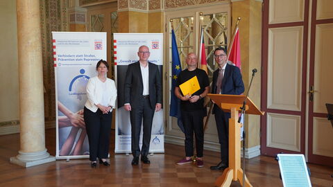 v.l.n.r.: Christina Kreis, Michael Weidmann, Oliver Windgassen, Staatsminister Christian Heinz v.l.n.r.: Christina Kreis, Michael Weidmann, Oliver Windgassen, Staatsminister Christian Heinz