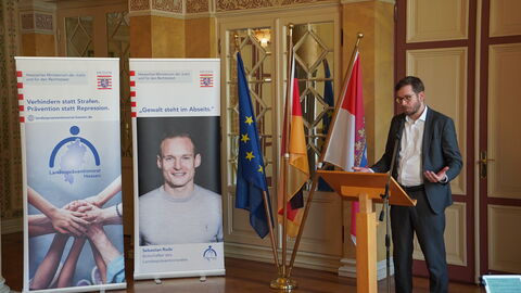 Laudatio Michael Achtert, Leiter der Landeskoordinierungsstelle gegen Häusliche Gewalt Laudatio Michael Achtert, Leiter der Landeskoordinierungsstelle gegen Häusliche Gewalt