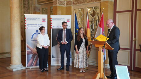 v.l.n.r.: Christina Kreis, Staatsminister Christian Heinz, Jannina Klein, Michael Weidmann v.l.n.r.: Christina Kreis, Staatsminister Christian Heinz, Jannina Klein, Michael Weidmann