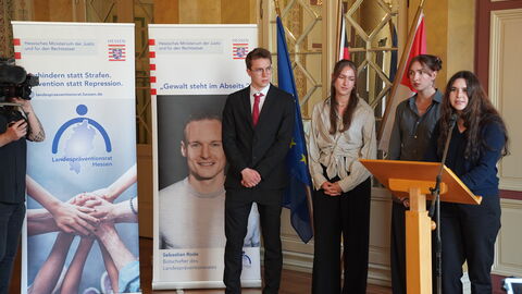 1. Preis für "displaced at home - ein Ort, den man zuhause nennt" - Sara Nussbaum Zentrum für Jüdisches Leben 1. Preis für "displaced at home - ein Ort, den man zuhause nennt" - Sara Nussbaum Zentrum für Jüdisches Leben