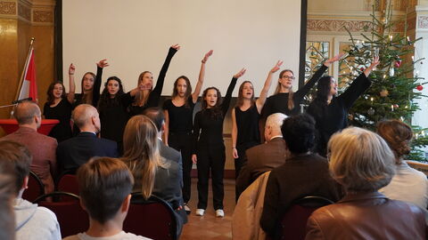 Musikalische Untermalung der Gruppe "Frauenzimmer" der Diltheyschule Wiesbaden
