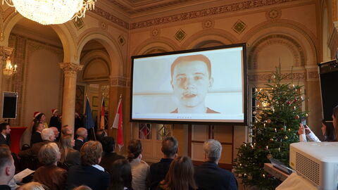 Gewinnerbeitrag der Klassen 8a, 8b, 8c der Anne-Frank-Schule aus Frankfurt/M.