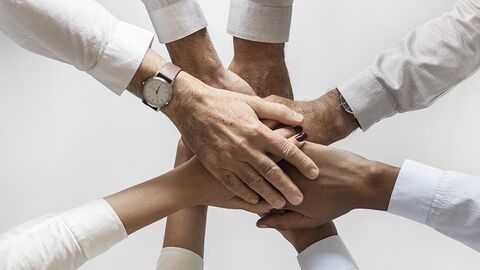 Hände die sich in der Mitte treffen